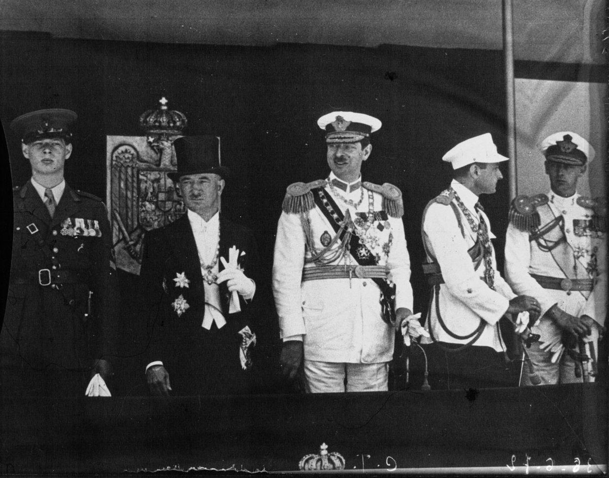 Слева направо: румынский принц Михай (бывший и будущий король Михай I), президент Чехословакии Эдвард Бенеш, король Румынии Кароль II, принц-регент Югославии Павел, румынский принц Николае. Бухарест, 1936 год 