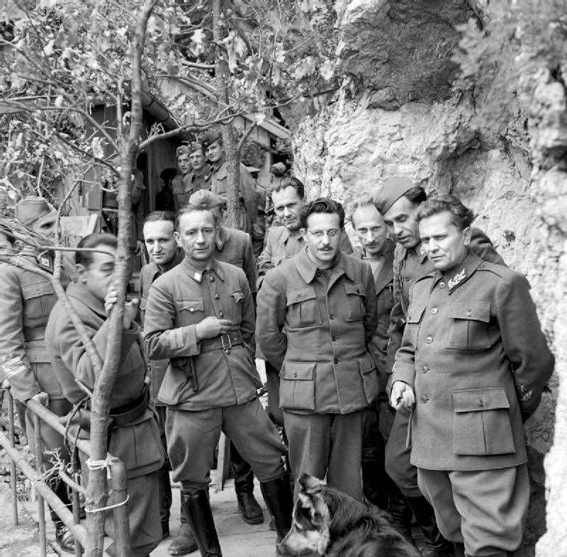  Тито (справа) со своими соратниками в Дрваре, Югославия. 14 мая 1944 года