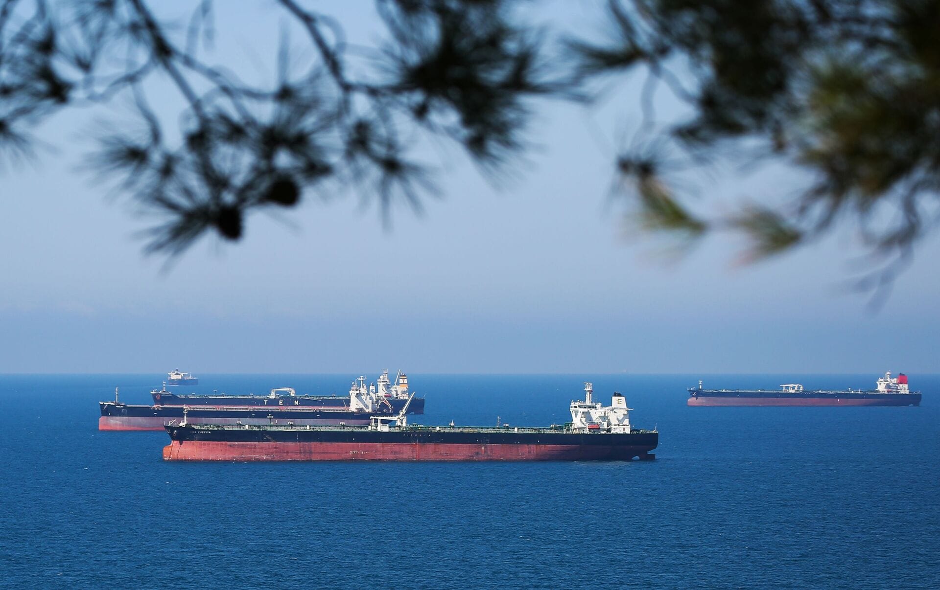 Российская нефть продолжает идти в Великобританию из-за таможенных недостатков — The Times