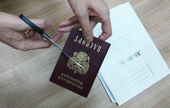 В Госдуму внесли законопроект, по которому гражданства РФ по рождению хотят лишать за дезертирство, «дискредитацию» и призывы к экстремизму