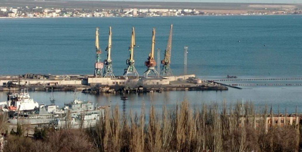 ASTRA: В результате атаки на корабль в порту Феодосии 23 человека ранены, 33 моряка числятся пропавшими без вести