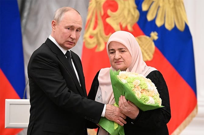 Великобритания ввела санкции против причастных к депортациям и идеологической обработке украинских детей. В списке — мать Рамзана Кадырова